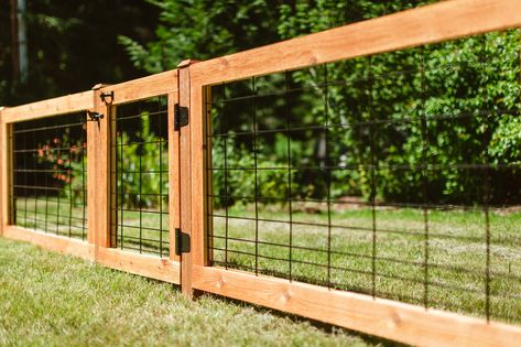 Diy Fence Ideas, Wire Fence Panels, Hog Wire Fence, Farmhouse Backyard, Welded Wire Fence, Wire Fencing, Cheap Fence, Diy Fence, Front Yard Fence