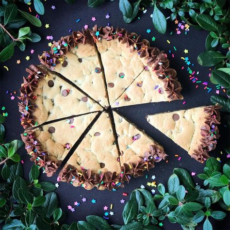 Mrs. Field’s Copycat Chocolate Chip Cookie Cake – Rumbly in my Tumbly Ms Fields Cookies, Mrs Fields Cookie Cake, Mrs Fields Cookie Recipe, Cookie Recipe Chocolate Chip, Mrs Fields Cookies, Iced Pumpkin Cookies, Mrs Fields, Pumpkin Sugar Cookies, Birthday Dessert