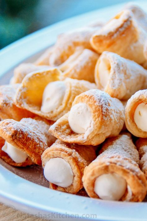 These puff pastry cream horns are easy and impressive for any special occasion! This is my Mother's cream horns recipe (aka trubochki). Puff Pastry Cream Horns, Puff Pastry Cream, Cream Horn, Puff Pastry Cream Puffs, Dessert Mini, Cream Horns, Puff Pastry Desserts, Torte Cupcake, Dessert Aux Fruits