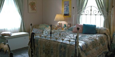 The Wheelers House Stranger Things, Wheelers House Stranger Things, Nancy Wheeler Bedroom, 80s Room Aesthetic, Vintage Bedrooms, Aesthetic Bedrooms, 80s House, 80s Room, Preppy Bedroom