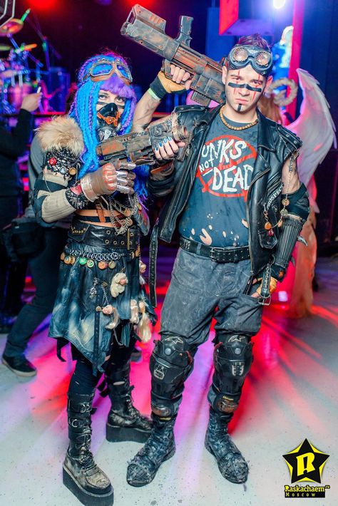 fallout raider postapo madmax Fallout Raider Cosplay, Wasteland Cosplay, Fallout 4 Nuka World, Fallout Raider, Nuka World, Dystopia Rising, Wasteland Warrior, Fallout Cosplay, Post Apocalyptic Fashion