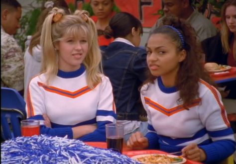 Lizzie McGuire. The Rise and Fall of the Kate Empire. My favorite Lizzie McGuire episode!!!! Kate Lizzie Mcguire, Gilmore Girls Netflix, Throwback Aesthetic, Retro Fashion Outfits, Disney Musical, Emperors New Groove, Scott Disick, New Groove, Lizzie Mcguire