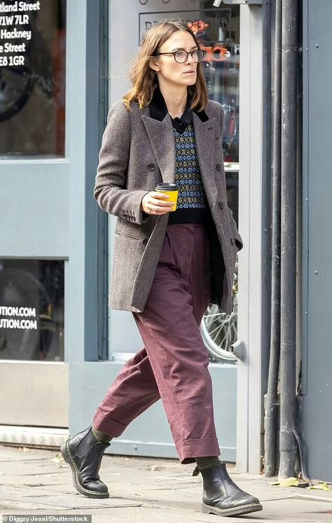 Modern Librarian Style, Dr Martens Outfits, Artist Outfit Style, Sezane Gaspard Cardigan Outfit, Sezane Betty Cardigan Outfit, Sezane Tomboy Shirt, Look Winter, Sezane Basile Cardigan, Keira Knightley Style