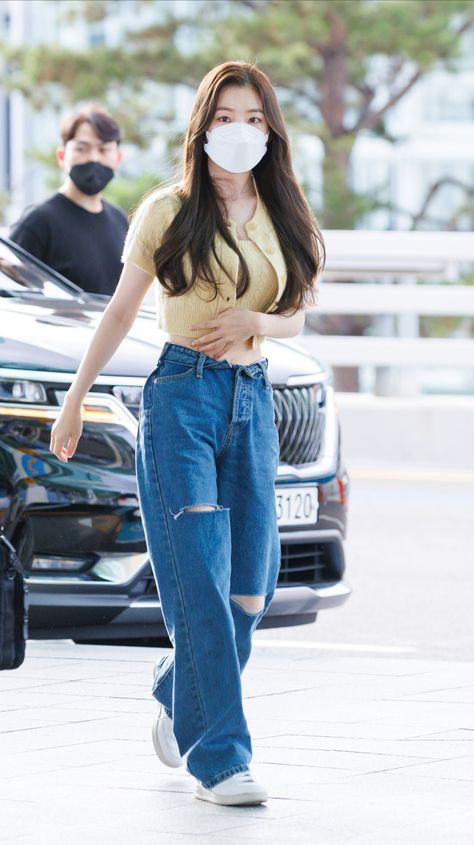 Velvet Casual Outfit, Yellow Top Outfit, Kpop News, Velvet Clothes, Red Velvet Joy, Red Velvet Irene, Incheon Airport, Velvet Fashion, Incheon