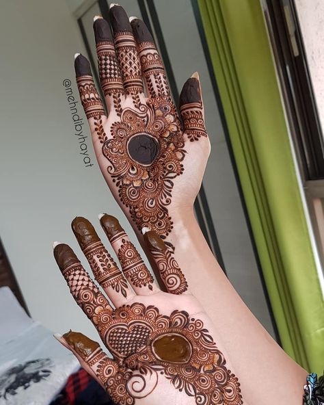 Image may contain: one or more people and closeup Round Mehndi Design, Eid Mehndi Designs, Mehndi Designs 2018, Bridal Mehendi Designs Hands, Henna Art Designs, Mehndi Design Pictures, Modern Mehndi Designs, Mehndi Images, Stylish Mehndi