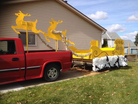 Parade float of Santa's sleigh done in school colors for elementary school where kids could do a lot of the helping work by making flowers for runners and painting sleigh and deer. Santa Sleigh Reindeer, Christmas Parade Float Ideas Sleigh, Truck Float Parade Ideas, Santa Sleigh Parade Float, Santa Workshop Parade Float, Parade Of Lights Float Ideas, Winter Parade Float, Christmas Parade Float Ideas Diy, Parade Float Diy