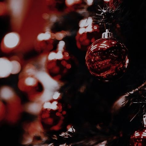 Dark Red Aesthetic Christmas, Dark Nutcracker Aesthetic, Red Christmas Widgets, Dark Red Christmas Aesthetic, Red Winter Aesthetic, Christmas Red Aesthetic, Red Aesthetic Christmas, Christmas Aesthetic Red, Widgets Christmas