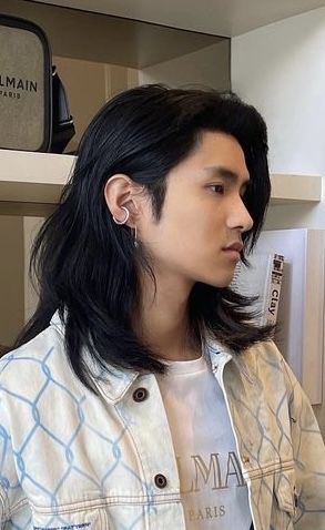 Long Straight Male Hairstyles, Asian Hair Men Long, Asian Long Hairstyles For Men, Japanese Side Profile Male, Male Side Profile Long Hair, Long Asain Hairstyle Men, Long Layers Mens Hair, Men's Long Wolf Cut, Layered Haircut Men Long