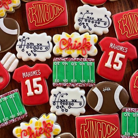 Chiefs Cookies Royal Icing, Super Bowl Cookies Royal Icing, Kc Chiefs Cookies Decorated, Kansas City Chiefs Cookies Decorated, Kansas City Chiefs Sugar Cookies, Super Bowl Cookie Cake, 49ers Cookies Decorated, Super Bowl Cookies Decorated, Kansas City Chiefs Cookies