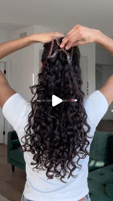 𝐌𝐈𝐊𝐀𝐘𝐋𝐀 on Instagram Dry Curly Hair, Curly Hair Videos, Curly Girl Hairstyles, Curly Girl, Curly Hairstyles, Hair Videos, Hair Tutorial, Hair Inspo, Girl Hairstyles