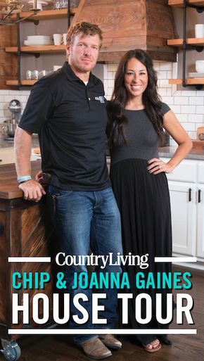 If you love Chip and Joanna Gaines as much as we do, seeing glimpses of their stunning farmhouse on HGTV's Fixer Upper, has most likely left you wanting more. Take a peek into their Victorian home, which sits on 40 acres in Waco, Texas. Chip And Joanna Gaines House, Joanna Gaines House Tour, Chip And Joanna Gaines Farmhouse, Joanna Gaines Shiplap, Joanna Gaines Style Decorating, Jojo Gaines, Magnolia Farms Fixer Upper, Joanna Gaines House, Joanne Gaines