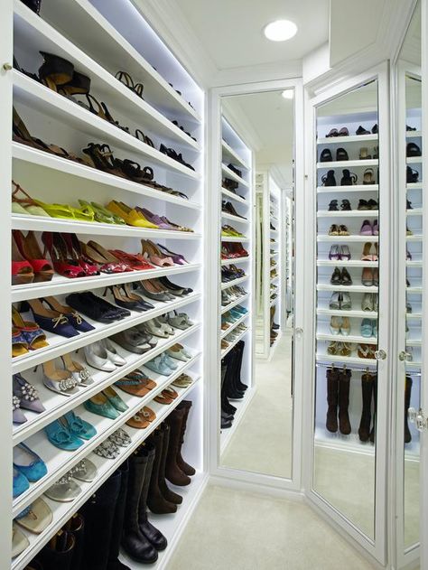 Modern Bedroom Storage, Space Saving Shoe Rack, Walking Closet, Shoe Wall, Many Shoes, Open Closet, Shoe Shelves, Ideas Para Organizar, Closet Decor