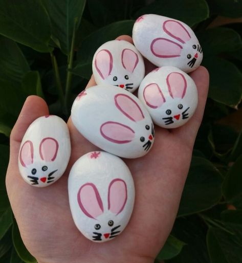 Rock Painting Rabbit, Rabbit Stone Painting, Egg Painting Ideas Easy, Easter Egg Painting Easy, Easter Egg Painted Rocks, Easter Egg Rock Painting Ideas, Easter Stone Painting, Easter Egg Painting Ideas Simple, Easter Egg Designs Easy