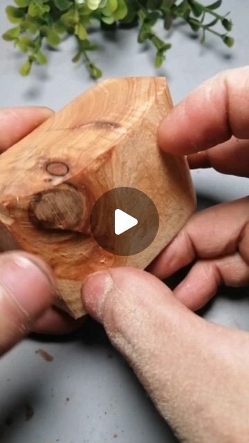 Dremel Wood Carving For Beginners, Chainsaw Carving Ideas, Wood Carving Ideas Beginner, Wood Carving Patterns Free, Wood Sculpture Ideas, Ornamental Wood Carving, Sculpture Dremel, Dremel Art, Wood Carving Projects