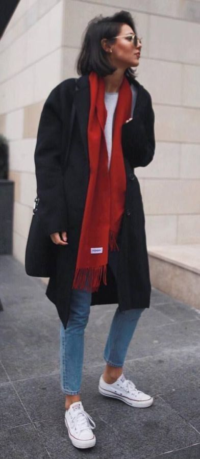 Fall Fashion Coats, Perfect Fall Outfit, Red Scarf, Wear Red, Mode Casual, Stil Inspiration, Street Style Winter, Modieuze Outfits, 가을 패션