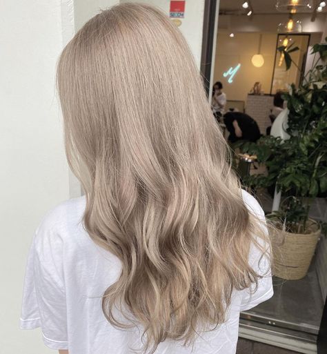 Blonde Milk Tea Hair, Light Milk Tea Hair Color, Cool Beige Hair, White Milk Tea Hair, Boba Milk Tea Hair Color, Milk Tea Blonde Hair Color, Pearl Beige Hair, Milk Tea Hair Color Korea, Color With Highlights Blonde