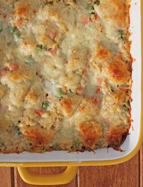 This Bubble Up Chicken Pot Pie Casserole is just the warm, comforting dish to warm you up this Winter. Just 318 calories or 8 Weight Watchers points! www.emilybites.com #healthy Bubble Up Chicken Pot Pie, Bubble Up Chicken, Weight Watchers Casserole, Emily Bites, Pot Pie Casserole, Chicken Pot Pie Casserole, Mixed Veggies, Weight Watcher Dinners, Points Recipes