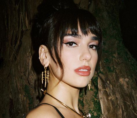 Dua Lipa With Bangs, Dua Lipa Earrings, Dua Lipa Bangs, Dua Lipa Makeup, Dua Lipa Icon, Marauders Dr, Diamond Bracelet Design, Bangs With Medium Hair, Star Makeup