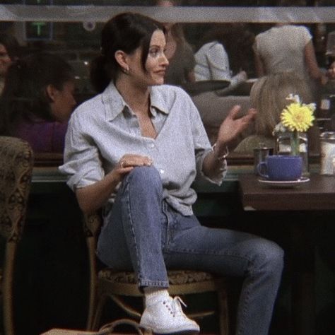 Fashion❤️ • Instagram 90s Sitcoms, 90s Inspired Outfits, Female Inspiration, Monica Geller, Tv Show Outfits, Hadid Style, 90s Outfit, Minimal Outfit, Emma Roberts