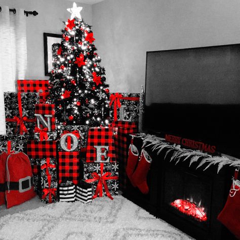 Black And Red Plaid Christmas Decor Diy, Christmas Tree Ideas Red And Black Plaid, Red Silver Black Christmas Decor, Black And Red Checkered Christmas Decor, Checker Christmas Decor, Black White Red Silver Christmas Decor, Christmas Buffalo Plaid Tree, Black N White Christmas Decor, Plaid Christmas Wrapping Ideas