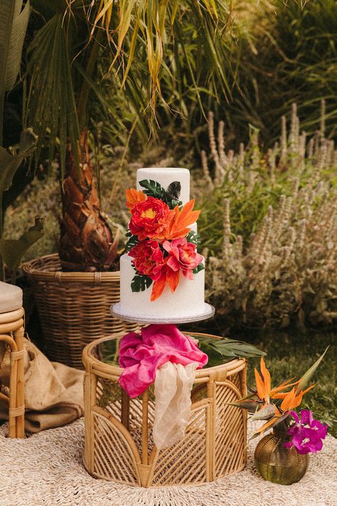 Tropical Wedding Inspiration Full of Boho Details - Inspired By This Tropical Wedding Cake, Wedding Planning Organizer, Vietnam Wedding, Tropical Wedding Theme, Tropical Glam, Tropical Wedding Inspiration, Zoo Wedding, Creative Wedding Cakes, Key West Wedding