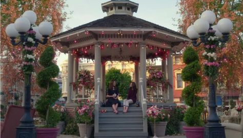 Gilmore Girls Stars Hollow Gazebo, Gilmore Girls Winter, Gilmore Girls Facts, Gilmore Girls House, Gilmore Girls Christmas, Winter Homescreen, Gilmore Girls Fan, Stars Hollow, Brown Girl