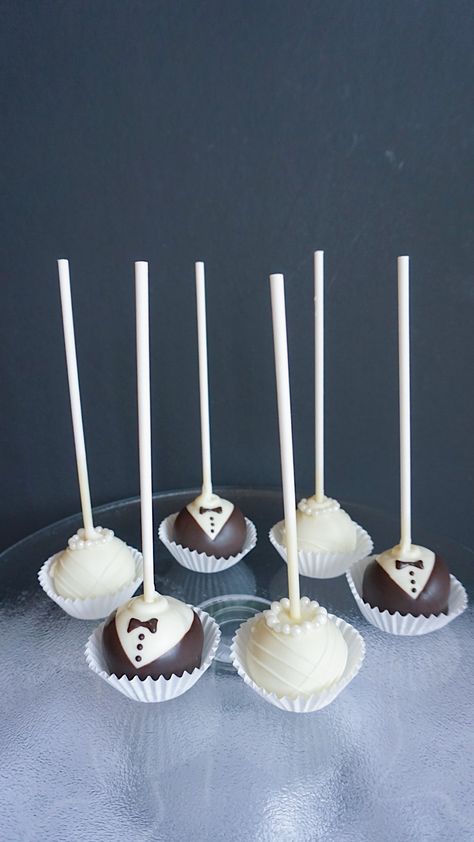 Bride And Groom Cakepops, Bride Groom Cake Pops, Wedding Dessert Cake Pops, Cake Pops Engagement, Cake Pop Wedding Ideas, Bride And Groom Cupcakes, Wedding Shower Cake Pops, Bridal Shower Treats Table, Engagement Cake Pops