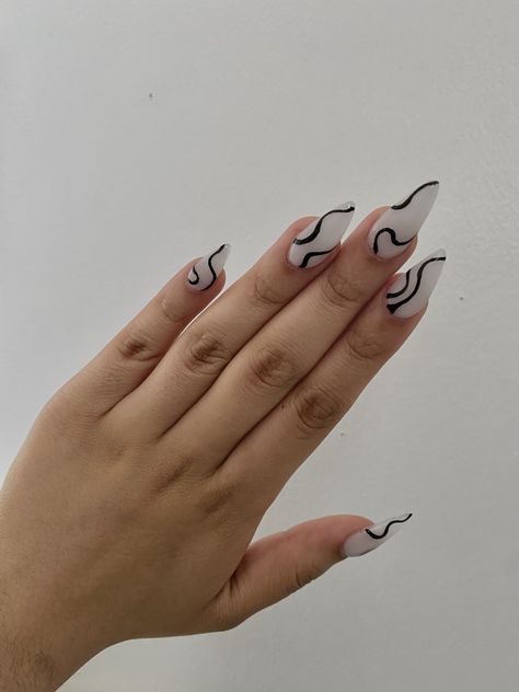 White Nails Black Lines, Nail Inspo Wavy Lines, Black And White Abstract Nail Art, Cute White And Black Nails, Black And White Nails Swirl, Basic Black And White Nails, Black And White Goth Nails, Black Wavy Nails, Black Snd White Nails