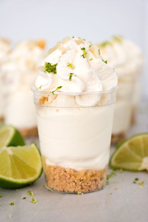 Key Lime Pie Shooters, Pie Shooters, Shot Glass Desserts, Shooter Recipes, Rodjendanske Torte, Dessert Shooters, Dessert Shots, Frosé, Creamy Desserts