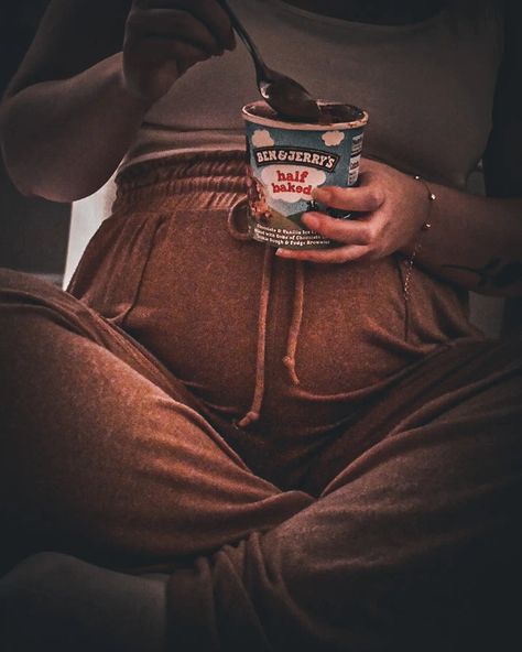 Plus Size Half Baked Pregnancy Photo, Fast Food Maternity Photos, Halfway Baked Pregnancy, Half Baked Pregnancy Photo Christmas, Half Baked Pregnancy Photo Diy, 20week Pregnancy Pictures, Half Baked Pregnancy Announcement, Half Baked Maternity Photoshoot, Half Way Pregnancy Pictures