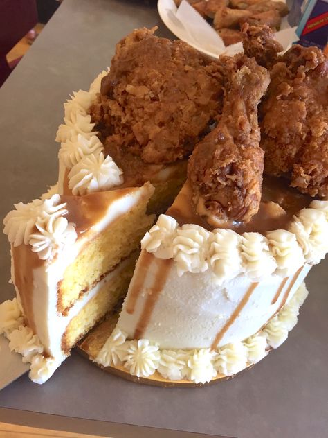 This cake is made from cornbread with mashed potato icing, drizzled with brown gravy and topped with fried chicken. Cornbread Birthday Cake, Savory Birthday Cake Ideas, Mashed Potato Birthday Cake, Savory Cake Ideas, Savory Birthday Cake, Cake Cornbread, Fried Chicken Cake, Mashed Potato Cake Recipe, Cranberry Filling