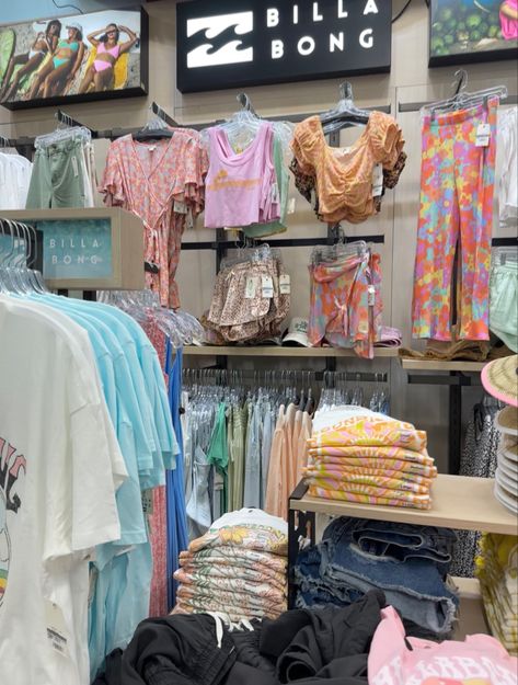 Shopping Summer Aesthetic, Beach Shopping Aesthetic, Billabong Aesthetic Outfits, Florida Aesthetic Outfits, Billabong Aesthetic, Surf Shop Interior, Surf Shop Aesthetic, Hawaii Shopping, Beachy Clothes