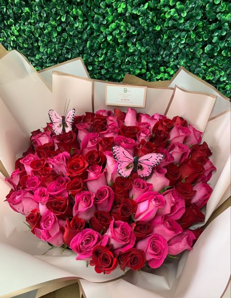 100 Rose Bouquet, 17 Doğum Günü, Luxury Flower Bouquets, Boquette Flowers, Flower Boutique, Flowers Bouquet Gift, Flower Therapy, Beautiful Bouquet Of Flowers, Beautiful Flower Arrangements