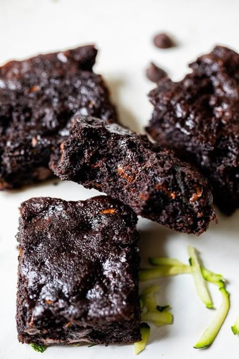 These Flourless Zucchini Brownies are so fudgy and rich, loaded with chocolate chips plus zucchini which makes them extra moist! #brownies #zucchini #zucchinibrownies #healthybrownies #flourlessbrownies Chocolate Zucchini Brownies, Making Desserts, Flourless Brownies, Zucchini Brownies, Dairy Free Chocolate Chips, Healthy Brownies, Almond Meal, Eat Seasonal, Chocolate Zucchini