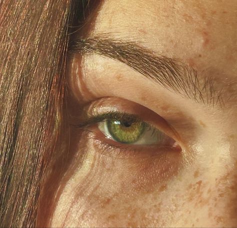 Green Eyes With Freckles, Green Eyes Brown Hair Aesthetic, Freckles And Hazel Eyes, Brunette Green Eyes Aesthetic, Green Hazel Eyes Aesthetic, Green Eyes Girl Aesthetic, Green Eyes Aesthetic Girl, Light Green Eyes Aesthetic, Long Brown Hair Green Eyes