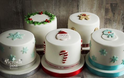 Mini Christmas Cakes Decoration, Individual Christmas Cakes, Small Christmas Cakes Ideas, Small Christmas Cakes, Xmas Cake Decorating, Mini Pastelitos, Fondant Christmas Cake, Xmas Sweets, Mini Bundt Cakes Recipes