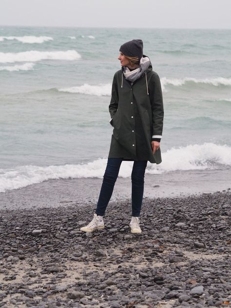 Stutterheim Raincoat | Review - THE NORD NEST Women Raincoat Outfit, Stutterheim Raincoat Outfit, Green Raincoat Outfit, Raincoat Outfit Aesthetic, Mosebacke Raincoat, Stutterheim Mosebacke, Rain Jacket Outfit, Rain Outfits, Scotland Outfit