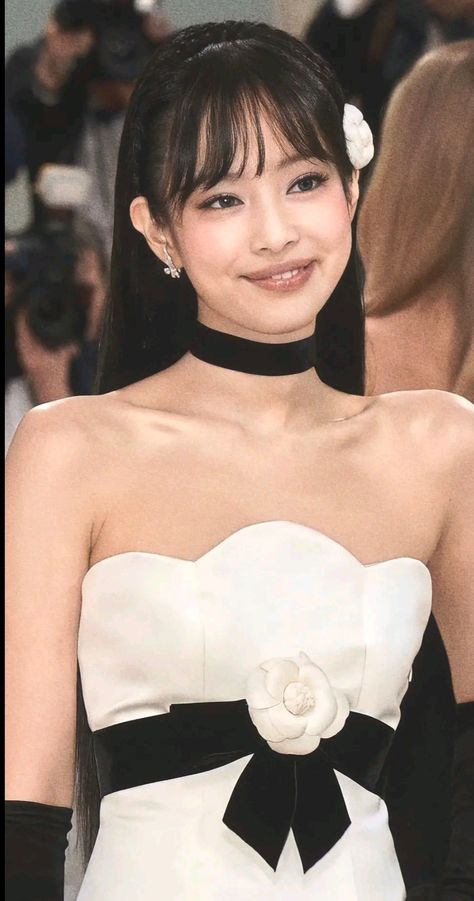 Kim Jennie Bangs, Met Gala Hair, Jennie Hair, Gamine Essence, Jennie Kim Chanel, Blackpink Rosé Photoshoot, Jennie Met Gala, Jennie Vintage, Balck Dress