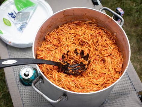 Dominican Spaghetti Recipes, Dominican Spaghetti, Pool Snacks, Washington Heights, Smoked Pork, Red Sauce, Spaghetti Recipes, Spanish Food, Feeding A Crowd