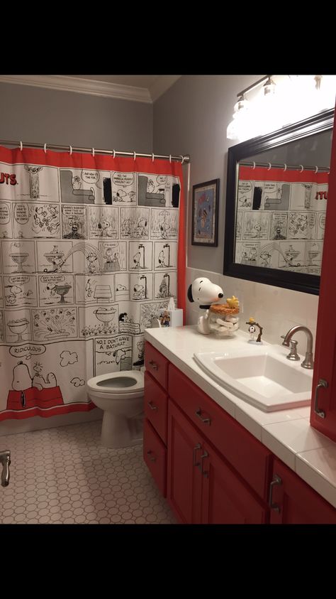 Snoopy Bathroom Decor, Snoopy Room Ideas, Snoopy Bathroom, Colorful House Decor, Red Vanity, Snoopy Items, Snoopy Stuff, Snoopy Gifts, Brown Bathroom Decor