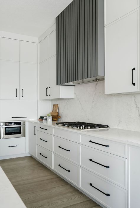 Full Height Quartz Backsplash Kitchen, Quartz Hood, Full Height Kitchen Cabinets, Hood Kitchen Design, Flat Front Kitchen Cabinets, Modern Range Hood, Modern Kitchen Layout, Kitchen Hood Ideas, Luxury Outdoor Spaces