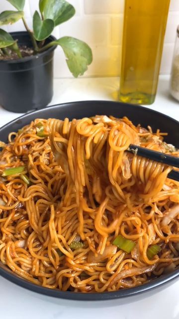 Pasta World on Instagram: "Delicious pasta 🍝🧀🍔 🎥: @saucedupfoods ❤️©" How To Make Low Mein Noodles, Diy Chow Mein Noodles, Easy Chowmein Recipe, Chew Mein Recipes, Lunch Noodle Recipes, Chow Mein With Ramen Noodles, Chow Mein Noodles Recipe Easy, How To Make Chow Mein, Panda Express Noodles Recipe