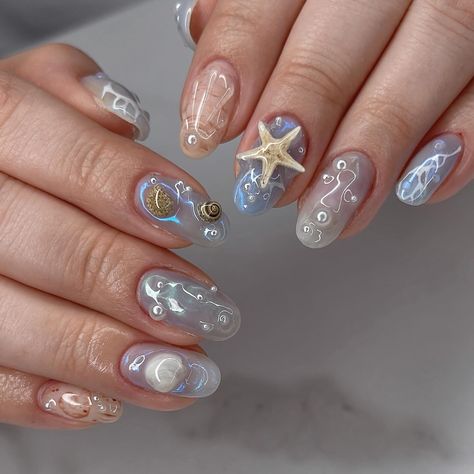 𓈒𓂂 𓈒 Aurora Beach 🐚 Can’t get enough of the shine 💯 ▫️Hard gel overlay w/ removal; 3hr set Recreation from @cjgdnails 🤍 #nailinspo #naildesign #vancouvernails #chromenails #3dnailart #shellnails #nailart Ocean Vibe Nails, Beach Shell Nails, Summer Nails 3d Designs, Beach Chrome Nails, Sea Shell Nails, Jellyfish Nails, Seashell Nail Art, Hard Gel Overlay, Almond Nails Short