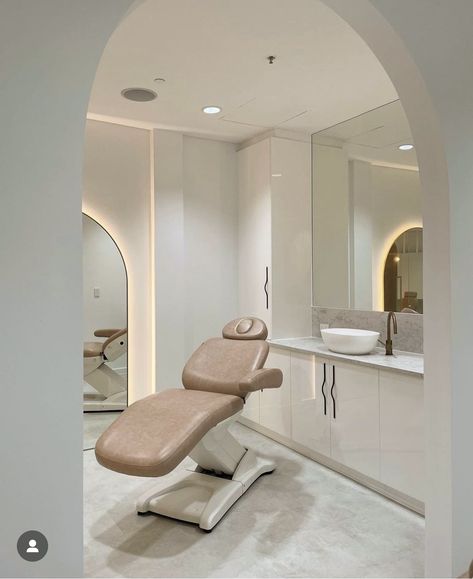 Esthetics Room Set Up, Skin Clinic Interior Design, Aesthetic Clinic Interior, Medspa Aesthetic, Indoor Pool House, Aesthetics Clinic, Dentist Office Design, Beauty Salon Interior Design, Interior Design Examples