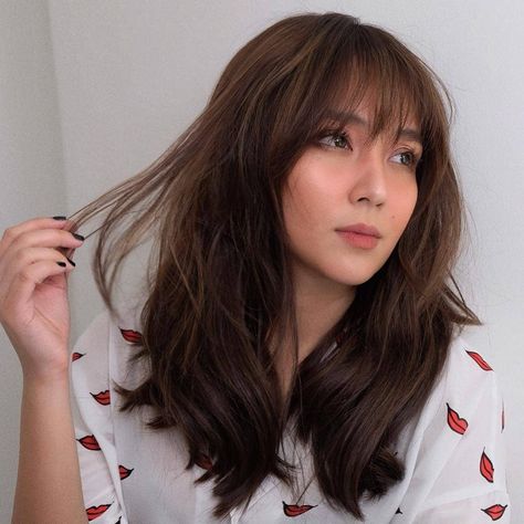 Kathryn Bernardo 🌟 Kathryn Bernardo Haircut, Kathryn Bernardo Hairstyle, Hair Color For Morena, Bangs Ideas, Haircut With Bangs, Kathryn Bernardo, Hairstyle Trends, Burgundy Hair, Trendy Haircuts