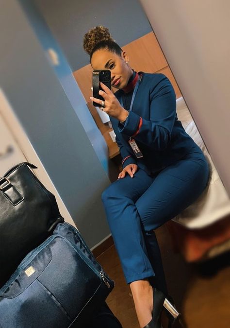 Latam airlines comissária de voo flight attendant aviação cabin crew Black Flight Attendant Aesthetic, Black Flight Attendant, Girl Boss Outfit, Ozark National Forest, Flight Girls, Executive Woman, Sensible Shoes, Boss Outfit, Flight Attendant Fashion