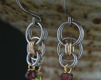 Green Peridot Red Garnet Stone Chainmaille Earrings, Goldfill Stainless Steel Niobium Earrings, Chainlink Jewelry, Gray Green Red Earrings Niobium Earrings, Chainmail Earrings, Chainmaille Earrings, Jump Ring Jewelry, Diy Beading, Mail Ideas, Chainmail Jewelry, Bijoux Fil Aluminium, Jewelry Making Earrings