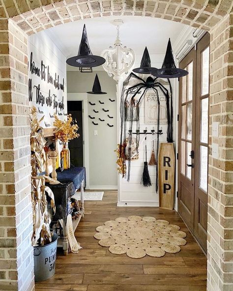 Halloween Entryway Décor Ideas to Boo-tify Your Entrance Porche Halloween, Halloween Entryway, Elegant Halloween Decor, Halloween Living Room, Halloween Decor Diy, Casa Halloween, Farmhouse Halloween, Elegant Halloween, Halloween Tattoo