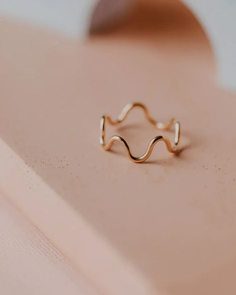 Squiggle Ring, Cute Jewelry Rings, Fun Rings, Beachy Stuff, Dainty Gold Ring, Gold Wave Ring, Aesthetic Rings, Handmade Silver Jewellery, Eyeliner Makeup