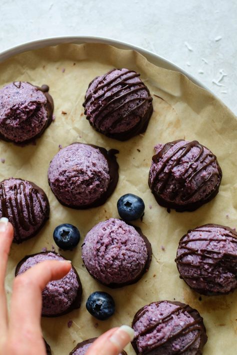 No Bake Macaroons, Vegan Macaroons, Spicy Almonds, Chocolate Blueberry, Clean Dessert, Blueberry Cookies, Vegan Dark Chocolate, Sweet Potato Noodles, Baked Banana